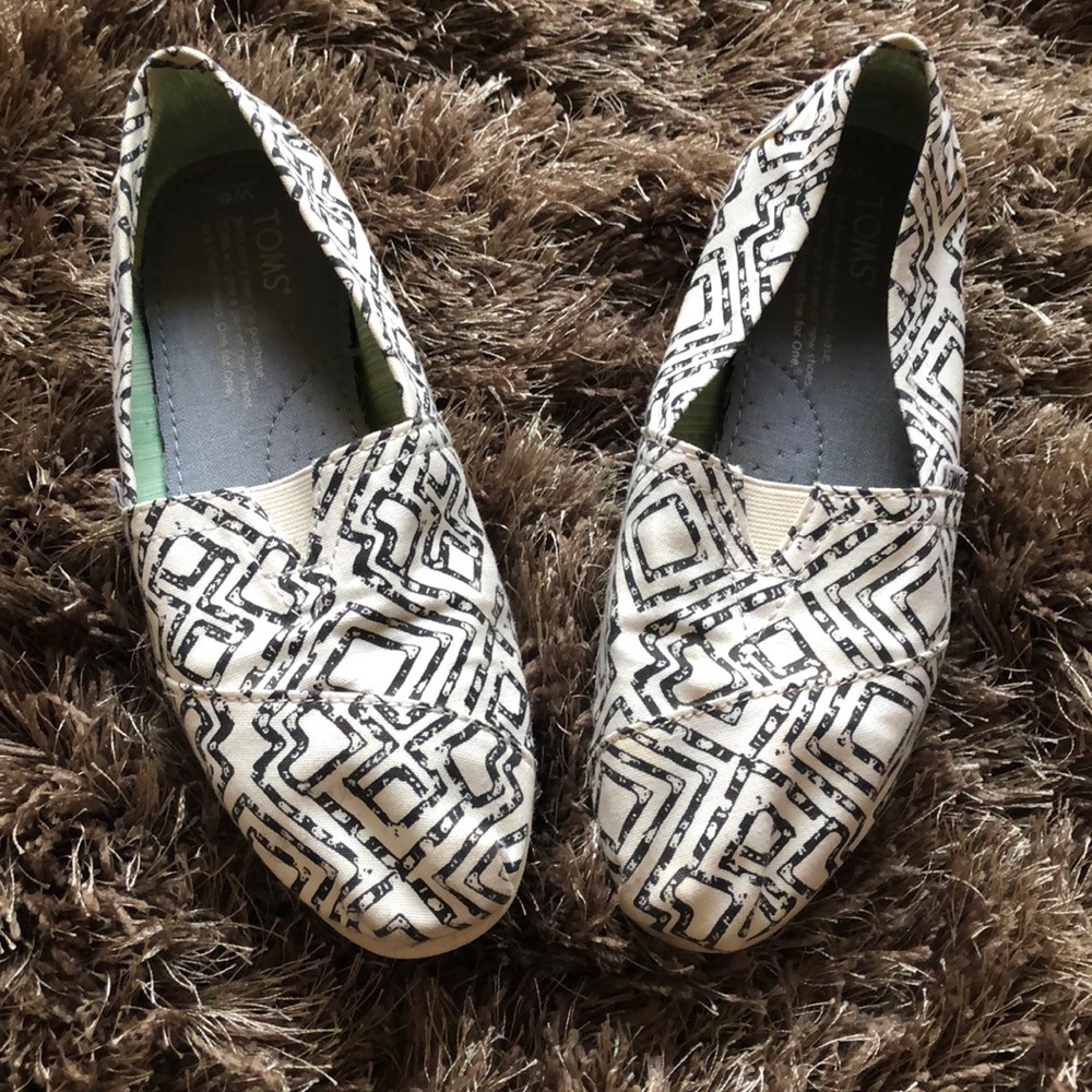 EUC Toms vegan geometric design shoes
